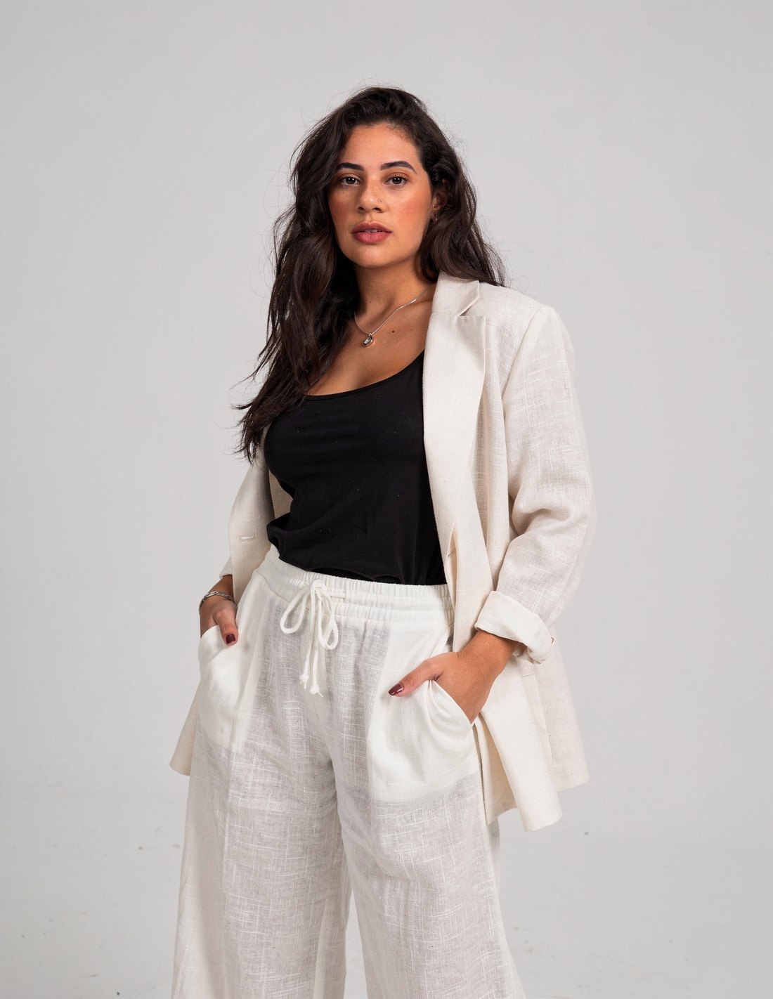 Yasmin Reis em terno preto, ensaio editorial