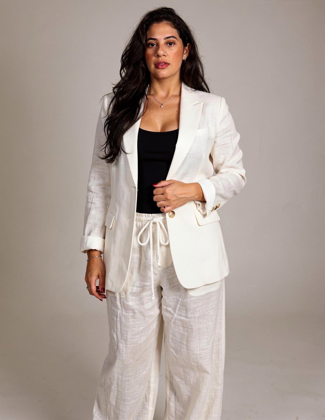 Yasmin Reis, criadora de conteúdo UGC, de conjunto de linho off-white